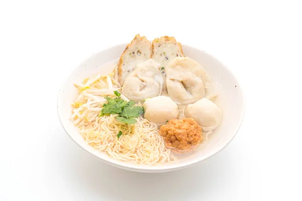 Noodles με μπάλας ψάρι για σούπα — Φωτογραφία Αρχείου