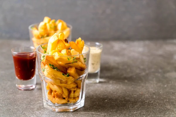 Soslu patates kızartması.