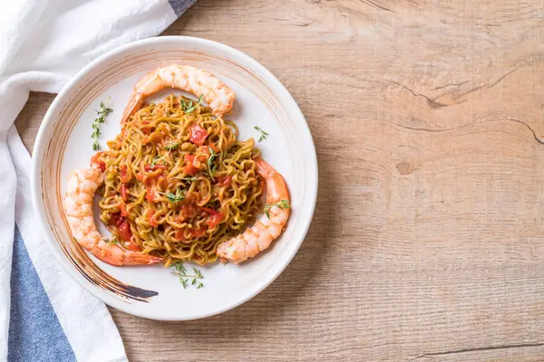 Vegetable noodle with tomatoes sauce and shrimps — Stock Photo, Image