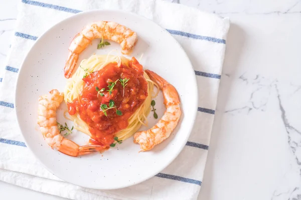 Espaguete com molho de tomate e camarões — Fotografia de Stock