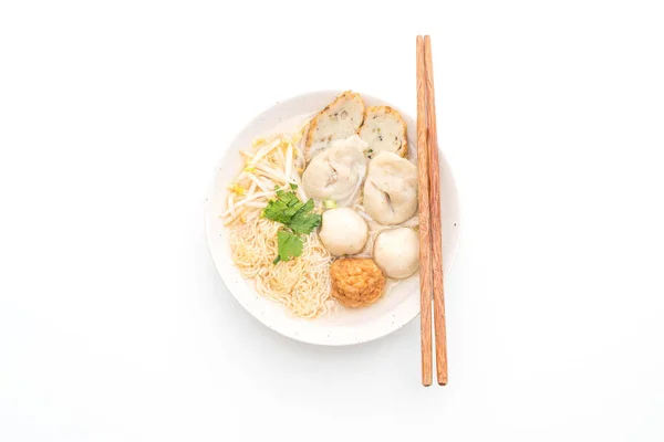 Fideos con bola de pescado en sopa — Foto de Stock