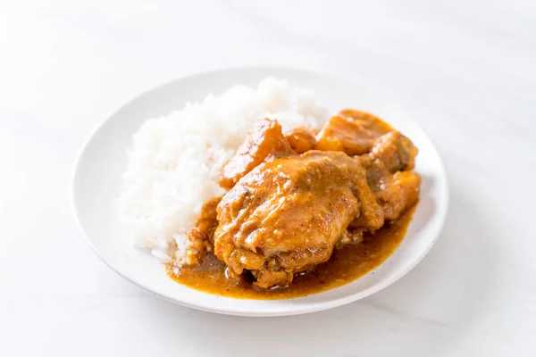 Pâte de curry massaman au poulet avec riz — Photo