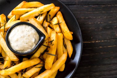 Soslu patates kızartması.