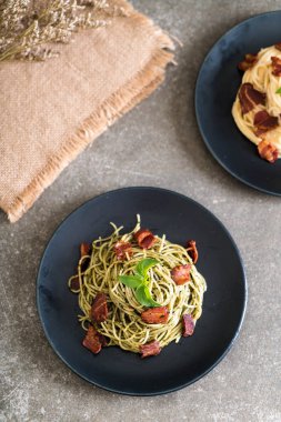 Fesleğen pesto ve pastırma ile makarna