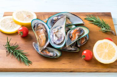 ahşap tahta üzerinde taze midye