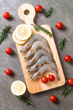 Tahtada çiğ karides ya da karides.