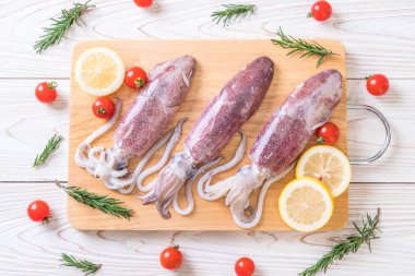 taze ahtapot veya mürekkep ahşap tahta üzerinde ham