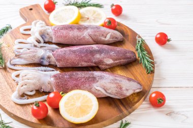 taze ahtapot veya mürekkep ahşap tahta üzerinde ham