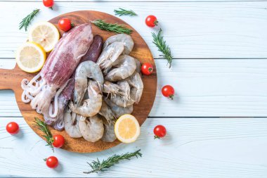 taze deniz ürünleri ham (karides, mürekkep) ahşap tahta üzerinde 