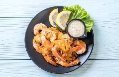 Soslu kızarmış karides.