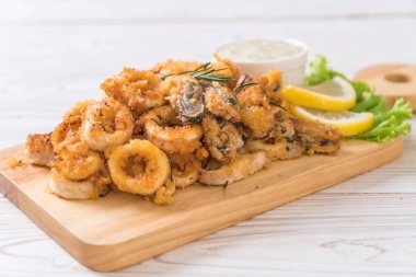 soslu kızarmış deniz ürünleri (mürekkep, karides, midye)