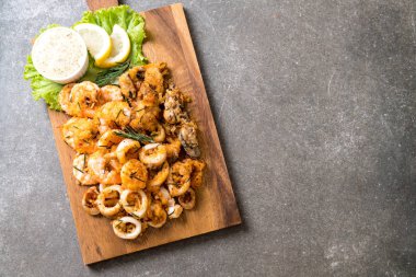 soslu kızarmış deniz ürünleri (mürekkep, karides, midye)