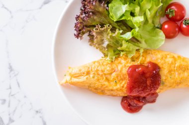 Bir omlet kaydırma aromalı Fried Rice