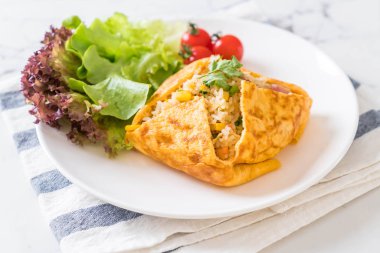 Bir omlet kaydırma aromalı Fried Rice