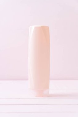 şişe şampuan ve saç kremi şişe ahşap üzerine 