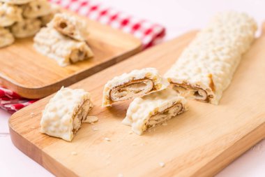 beyaz çikolata karamel ve gevrek gevrek bar ile