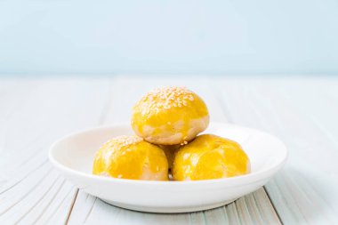 Çin böreği veya moon kek mung fasulye ezmesi ve tuz ile doldurulmuş