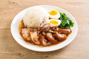 Demlenmiş Domuz eti bacak pirinç