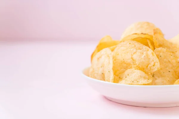 Potato chips on plate — Stock Photo, Image