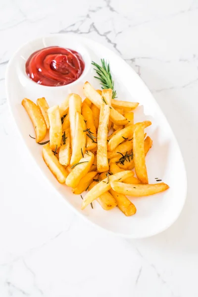 Batatas fritas com molho — Fotografia de Stock