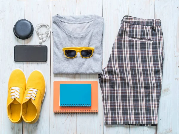Gezgin, yaz tatili erkekler rahat kıyafetler — Stok fotoğraf