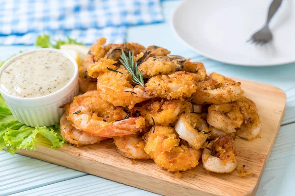 Gebakken schaal-en schelpdieren (garnalen, inktvis, mosselen) met saus — Stockfoto