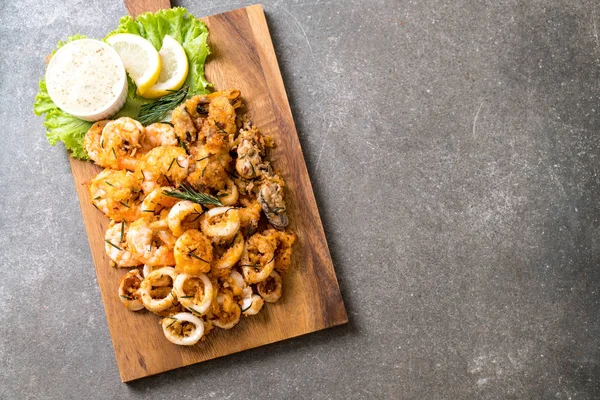 soslu kızarmış deniz ürünleri (mürekkep, karides, midye)