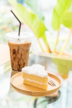 Hindistan cevizli pasta plaka üzerinde