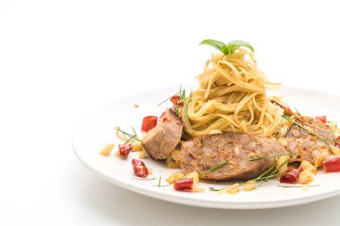 Sai Aua (Notrhern Tay baharatlı sucuk ile tavada kızartılmış spagetti)