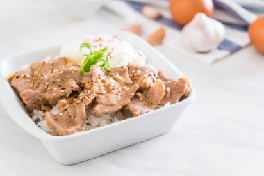 yumurta ile tepesinde pirinç Sarımsak soslu tavada kızartılmış domuz eti