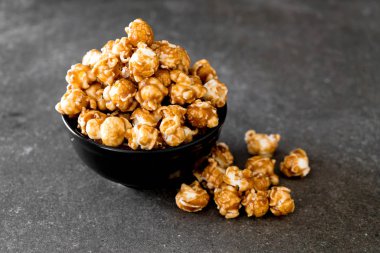 Patlamış Mısır ile karamel