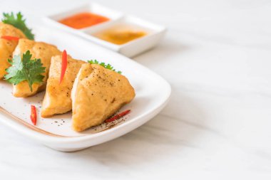 Kızarmış tofu - vegan gıda