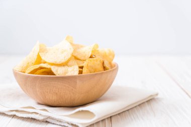 patates cipsi plaka üzerinde