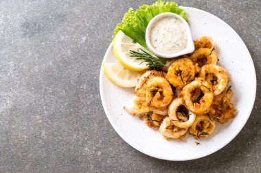Kızarmış squids ve soslu ahtapot (kalamar)