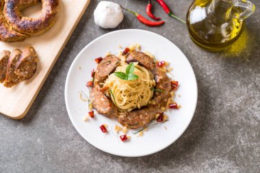 Sai Aua (Notrhern Tay baharatlı sucuk ile tavada kızartılmış spagetti)