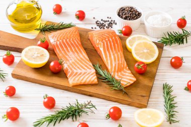 Limon domates Biberiye Biber ve tuz ile Çiğ somon fileto 