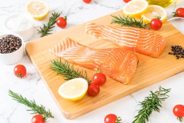 Limon domates Biberiye Biber ve tuz ile Çiğ somon fileto 