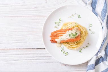 Kızarmış som balığı spagetti