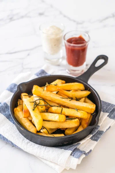 Papas fritas con salsa —  Fotos de Stock