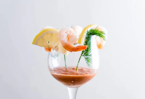 Cocktail di gamberetti con salsa — Foto Stock