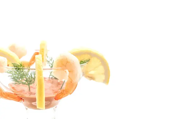 Cocktail de camarão no fundo branco — Fotografia de Stock