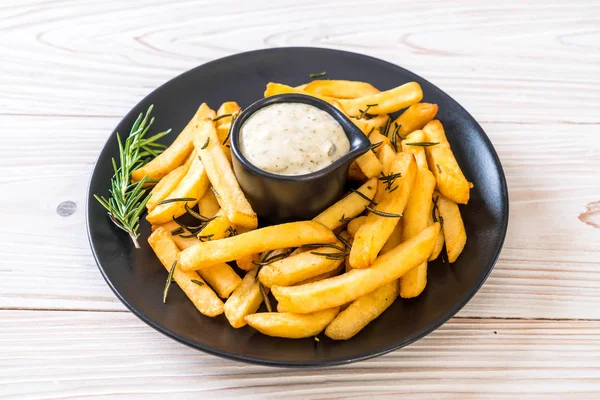 Batatas fritas com molho — Fotografia de Stock