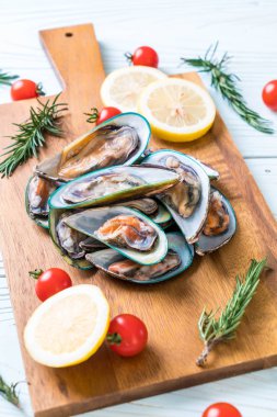 ahşap tahta üzerinde taze midye