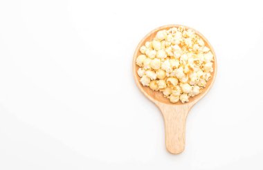 Beyaz arka plan üzerinde tatlı patlamış mısır