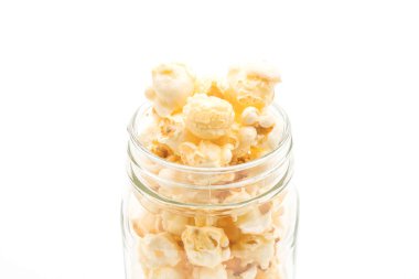 Beyaz arka plan üzerinde tatlı patlamış mısır