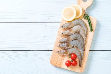 Tahtada çiğ karides ya da karides.