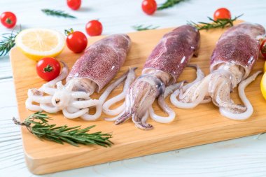 taze ahtapot veya mürekkep ahşap tahta üzerinde ham