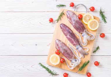 taze ahtapot veya mürekkep ahşap tahta üzerinde ham