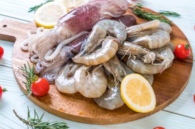taze deniz ürünleri ham (karides, mürekkep) ahşap tahta üzerinde 