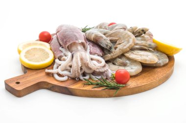taze deniz ürünleri ham (karides, mürekkep) ahşap tahta üzerinde 
